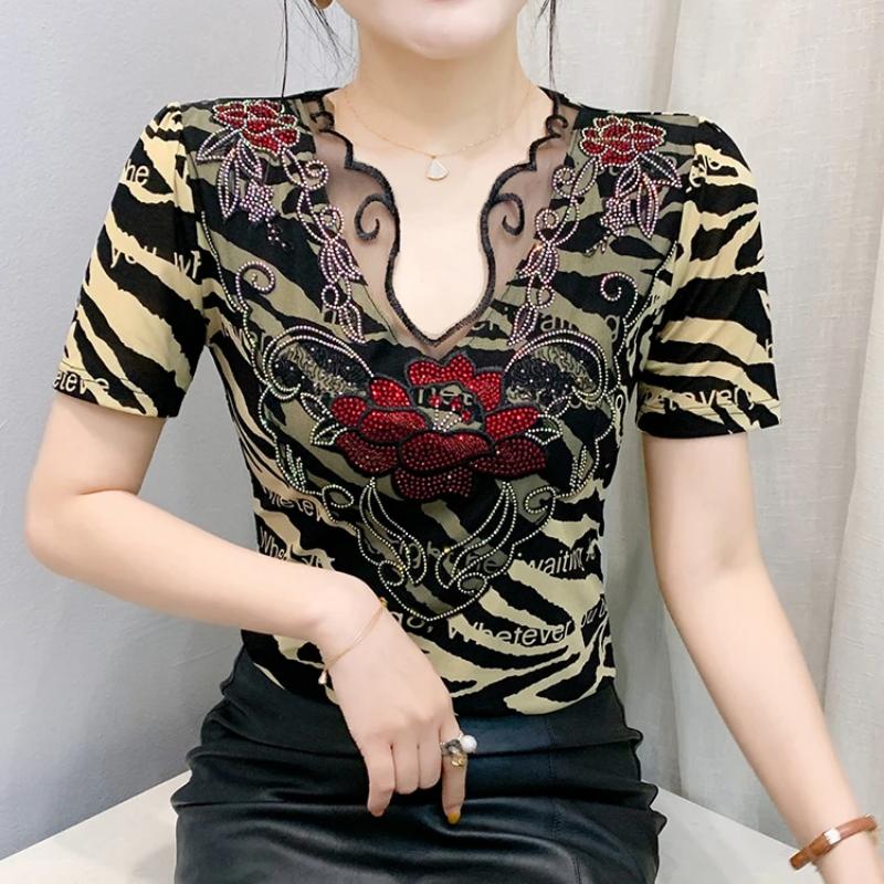 

Женская европейская летняя футболка Сексуальная с V-образным вырезом Блестящие цветы Горячие бриллианты Топы Уличная одежда Девушка Короткий рукав Приталенные сетчатые футболки XL