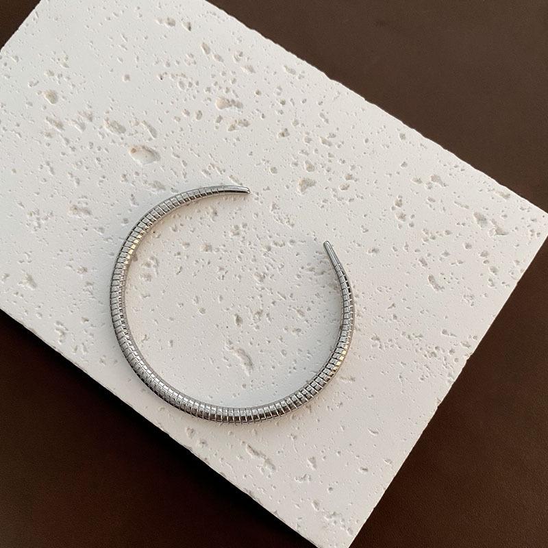 

Асимметричный открытый летний браслет, титановая сталь, устойчивый к выцветанию, женское украшение 2024 года в золотом и серебряном цветах.