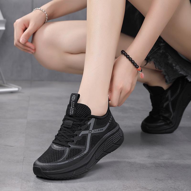 Couple running shoes women's breathable shock absorption spring and summer lightweight mesh sports shoes comfortable and easy to bend soft sole comfo