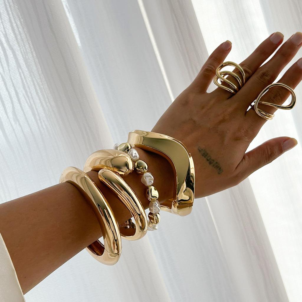 Design Sense, Fashion Trend, Metal Smooth Water Drop Hug Bracelet, Irregular Imitation Pearl Jewelry