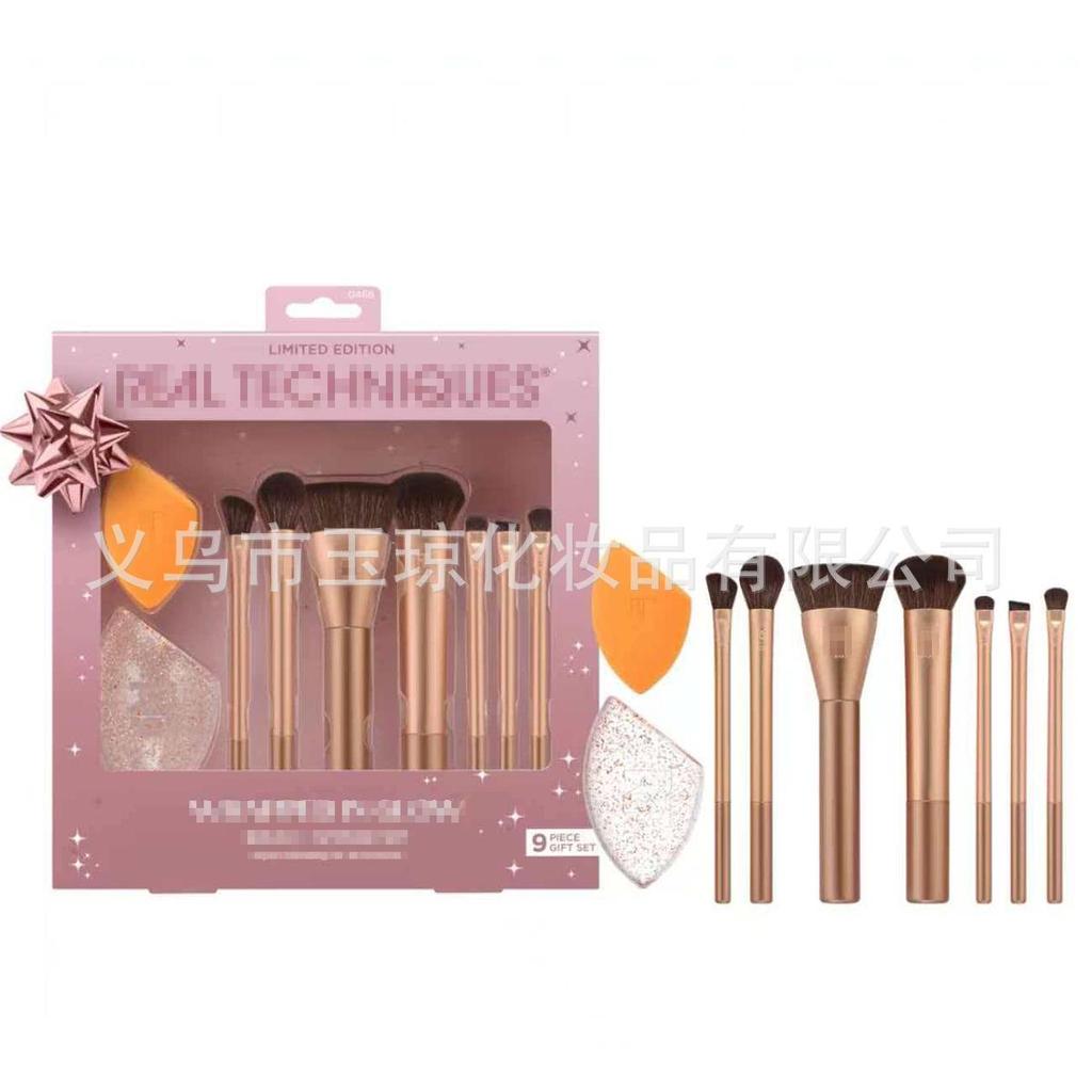 American RT Series 1997 Ensemble de Pinceaux de Maquillage et Éponge: Comprend Pinceaux Blush, Estompeur, Fard à Paupières & Éponge de Beauté, Exclusif pour le Commerce Étranger.