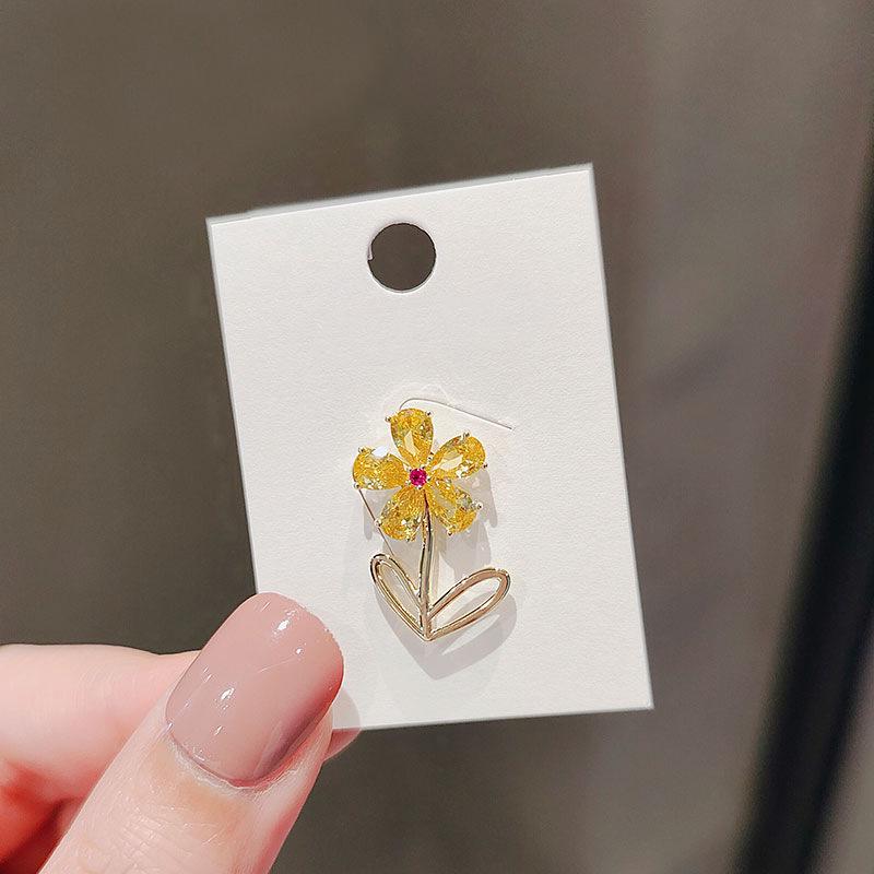 Elegant Cartoon Brooch: Women's High-End Cute Corsage Pin
