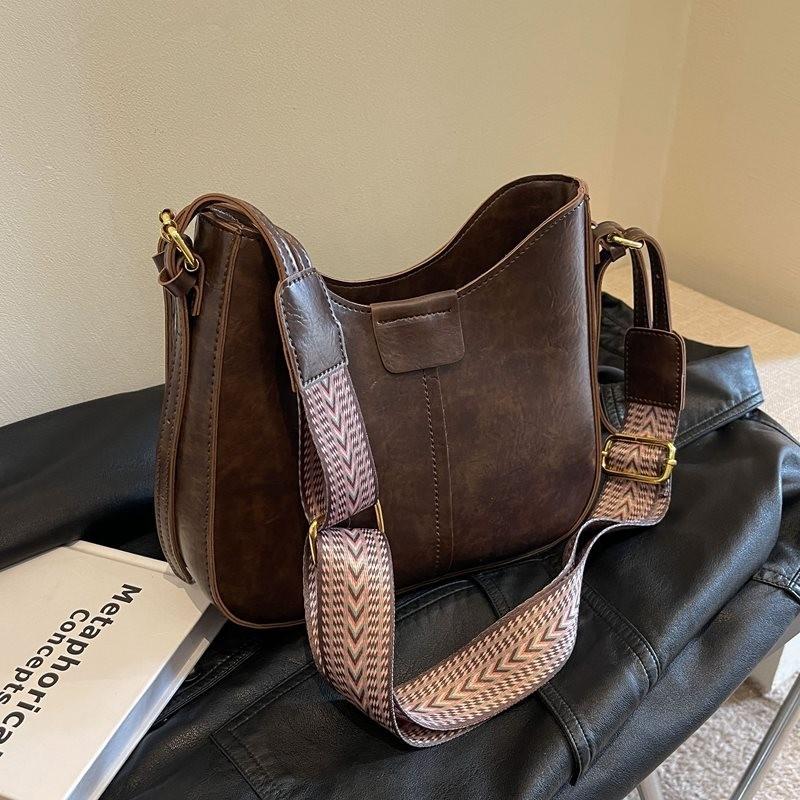 

Trendy Soft-sided Shoulder Bag For Women In Classic Casual Styles With Pu Lining кофейный