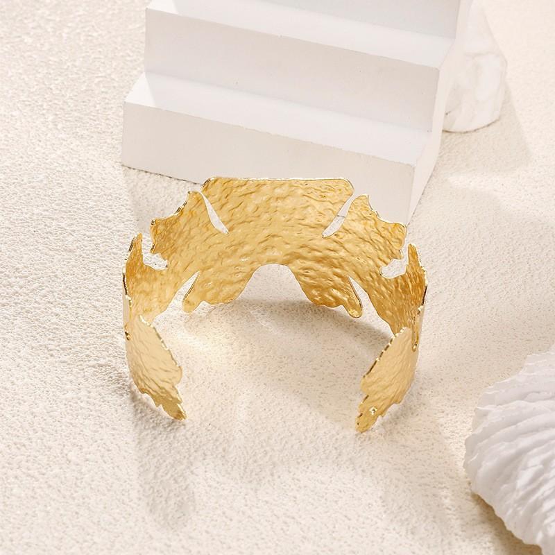 Popular European and American gold jewelry beating pattern heavy industry does not fade simple irregular C-shaped opening bracelet