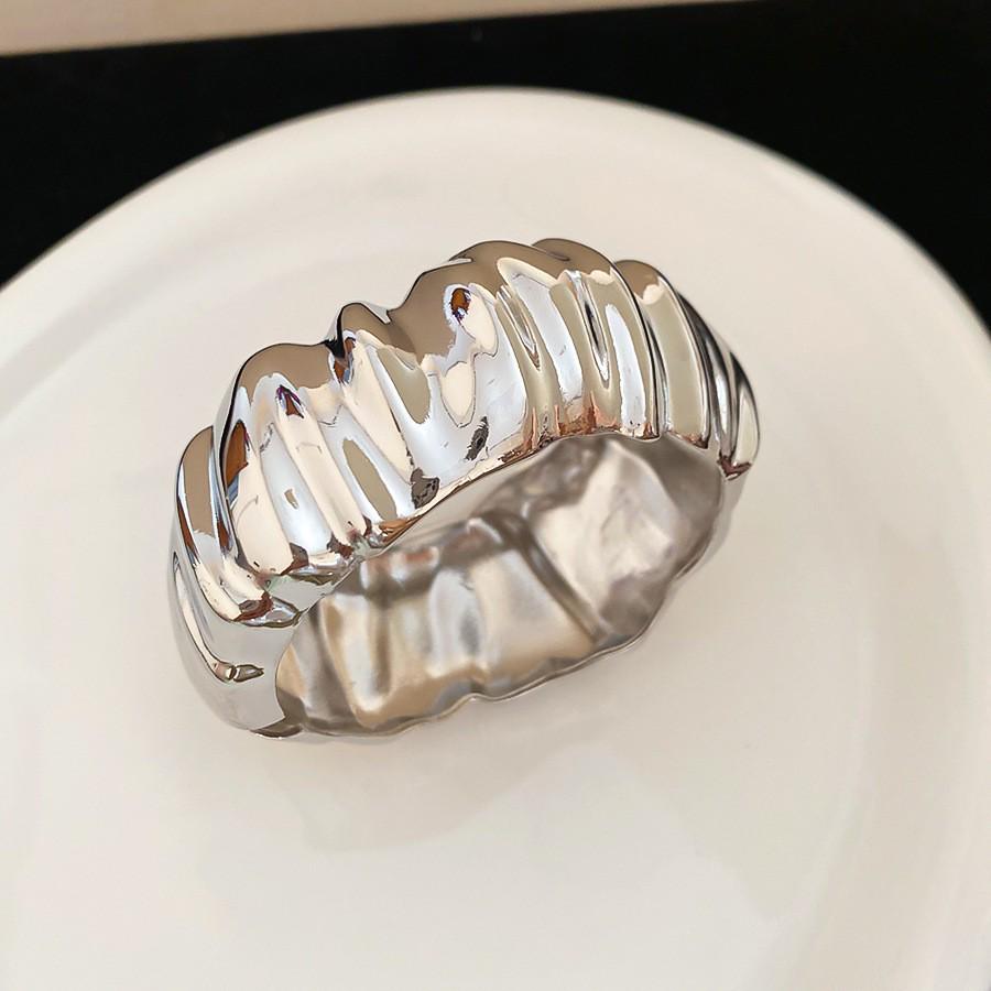 European-American Geometric Metallic Open Bangle: Simple, Versatile, Niche Design Bracelet