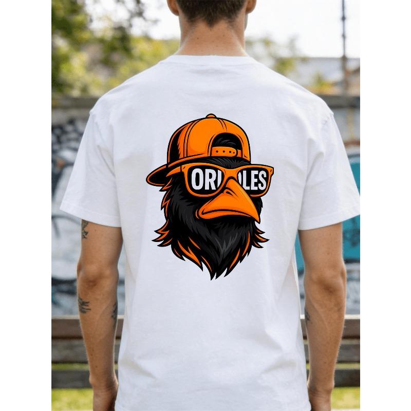 Taglie Europee T-Shirt Nera Audace con Grafica di un Merlo Colorato con Occhiali Arancioni e Cappellino Regalo Stiloso