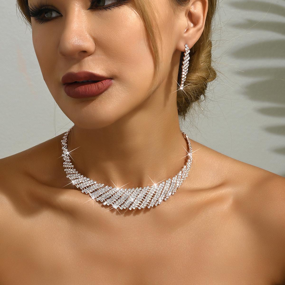 

Новый продукт Источник Коготь Цепочка Серия Стразы Преувеличенные Ожерелье Серьги Набор Ужин Ключица Цепочка Ожерелье Женщины