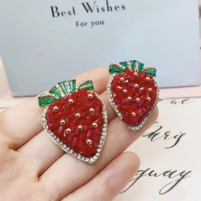 Elegante Spilla Fragola in Cristallo Fatta a Mano - Spilla Rossa Versatile e Festiva per Donne