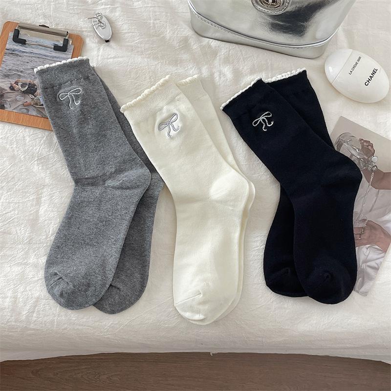 Silberne bestickte Schleifenspitzensocken, Silberne Seide atmungsaktive Baumwollsocken, Mittlere Socken, Schwarz-Weiß-Graue Socken