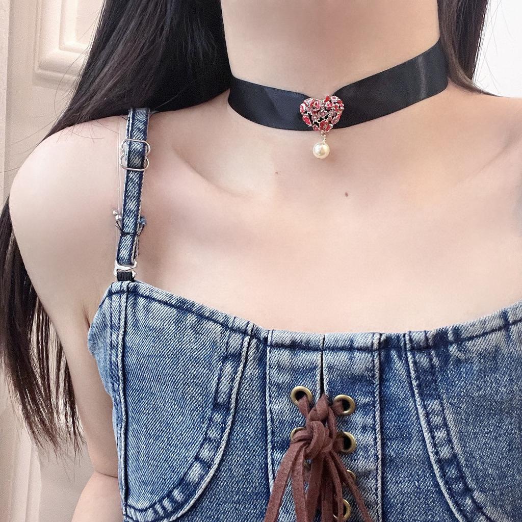Latest Hot Brand Vintage Women's Necklaces Luxury Jewelry For Women Pearl Design Pendant Lady Party Black Rope Heart Choker