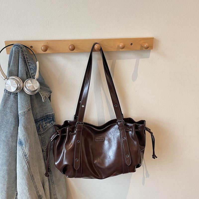 Korean version of high-value large-capacity bag women's 2025 autumn new retro messenger bag going out shoulder commuter bag