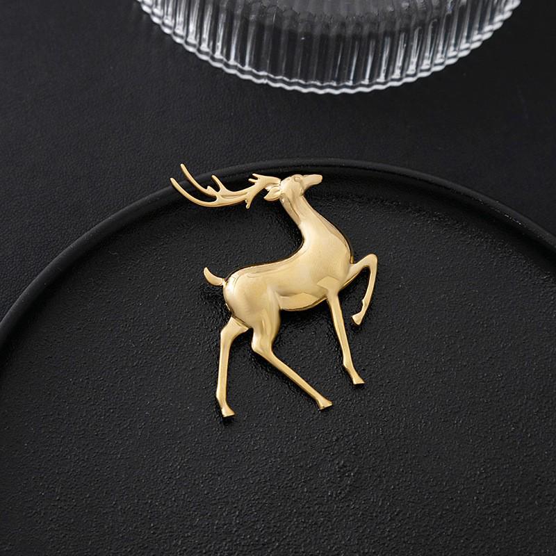 Elegant Gold Deer Brooch: High-End Metal Suit Accessory with Creative Design.