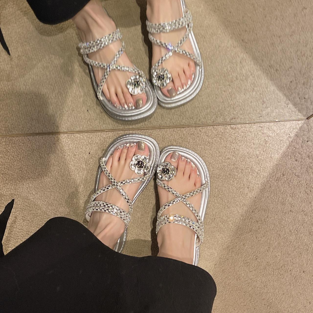 

Fairy Feng Shui Diamond Thick Bottom Cool Slippers Female 2025 Summer New Wear Fashion Versatile Slope Heel Muffin One-word Drag 34 серебряный