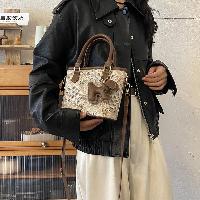 

New Chinese fashion auspicious cloud embroidery premium women s bag 2025 new versatile shoulder messenger bag handbag large capacity 17.5*9*16*10 коричневый