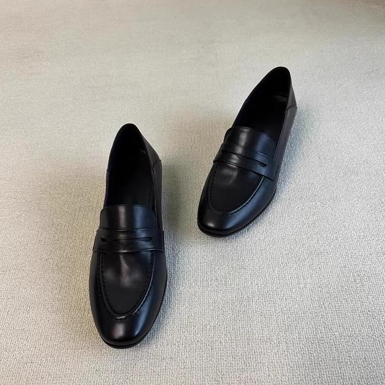 Retro Shoes - Versatile Loafers for Women, with Thick Heels and Rounded Toe Caps.