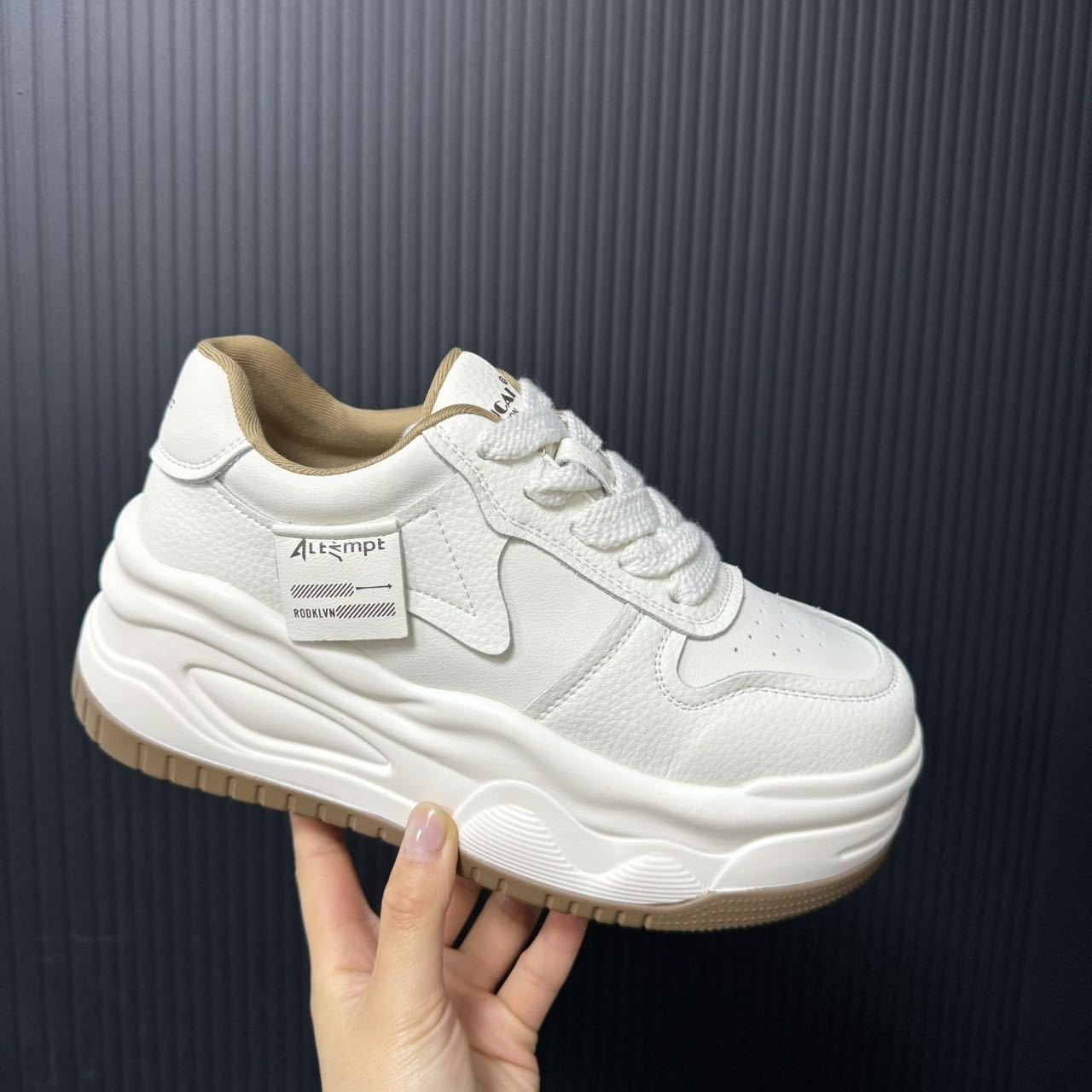 

Женские сетчатые маленькие белые туфли на толстой подошве из натуральной коровьей кожи на лето 2025 года, новая спортивная универсальная модель-взрыв, повышающая дышащий тренд 40 хаки