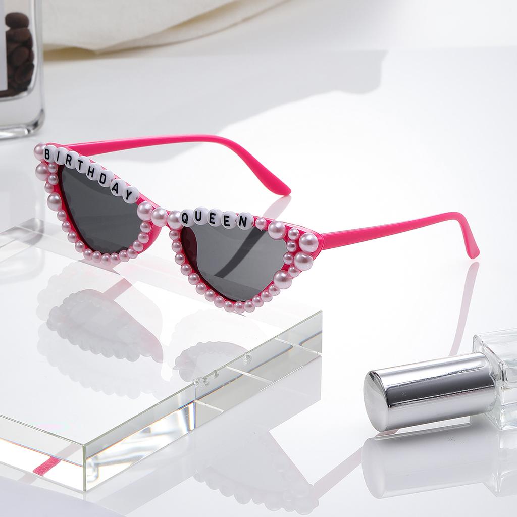 The New Large-framed Pearl-inset Letter Sunglasses Exude A Unique Festive Atmosphere and Are Trendy for Taking Photos