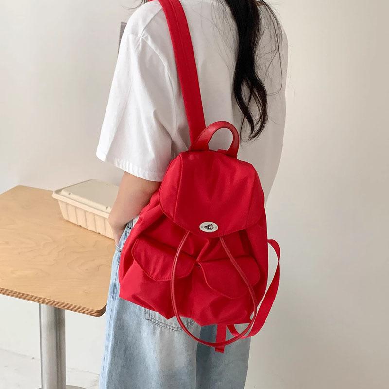 Batoh je lehký, módní a jednoduchý. Školní taška má sladký styl a je studentským batohem.