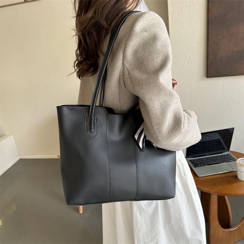 Autumn 2023 Women's Large-Capacity Versatile Tote Bag - Simple, Fashionable Shoulder Bag for Everyday Commute