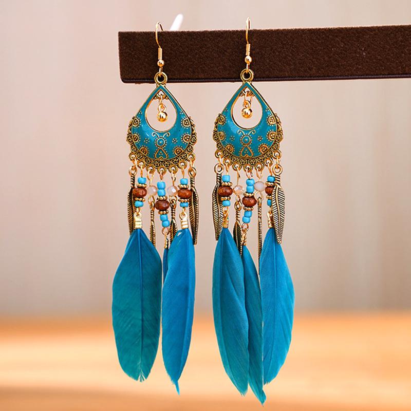 Modische Bohème-Ohrringe mit langen Federn für Damen, Ethnische Vintage-Blattperlen, Ohrringe aus Metall in Goldfarbe, Schmuck für Urlaubs- und Party-Anlässe