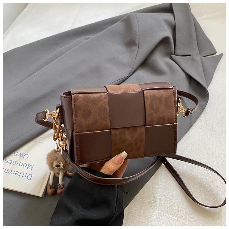 Korean version of niche contrasting color woven small square bag 2025 new versatile retro trend shoulder bag ins messenger women's bag