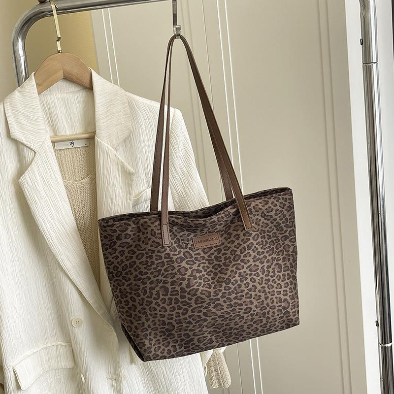 

Large capacity leopard print tote bag women s 2025 new commuter simple shoulder bag women s portable portable shopping bag