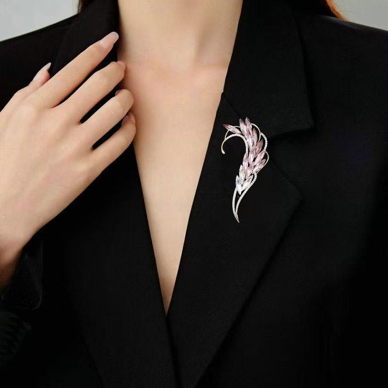 Stylish and Elegant Women's Coat, Coat Accessories, High-end Crystal Inlaid Exquisite Suit Feather Leaf Brooch
