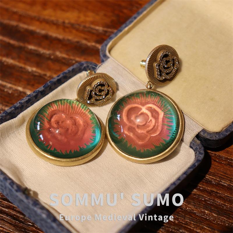 Niche dopamine contrasting camellia diamond earrings retro gold round jelly three-dimensional flower ear needles women