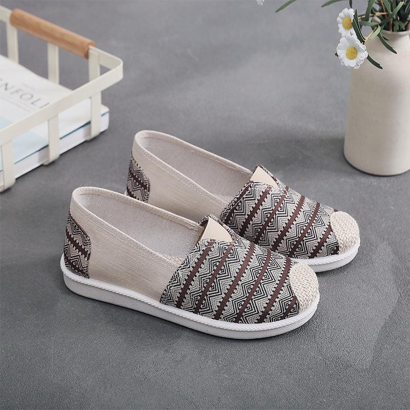 One pedal lazy fisherman shoes women's summer old Beijing cloth shoes middle-aged and elderly mother flat canvas casual shoes
