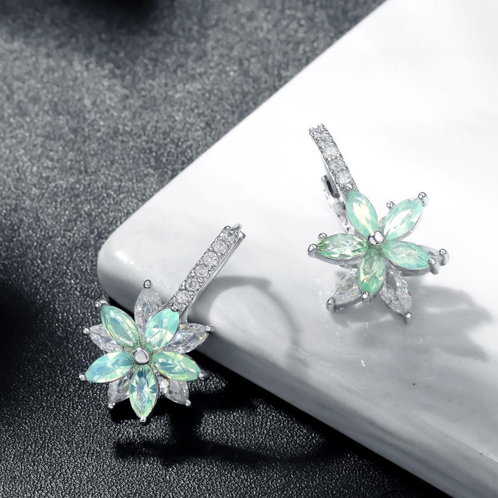 

Серьги в виде цветка с цирконием. Цвет материала: как на фотографии. Вес: около 5.1 г