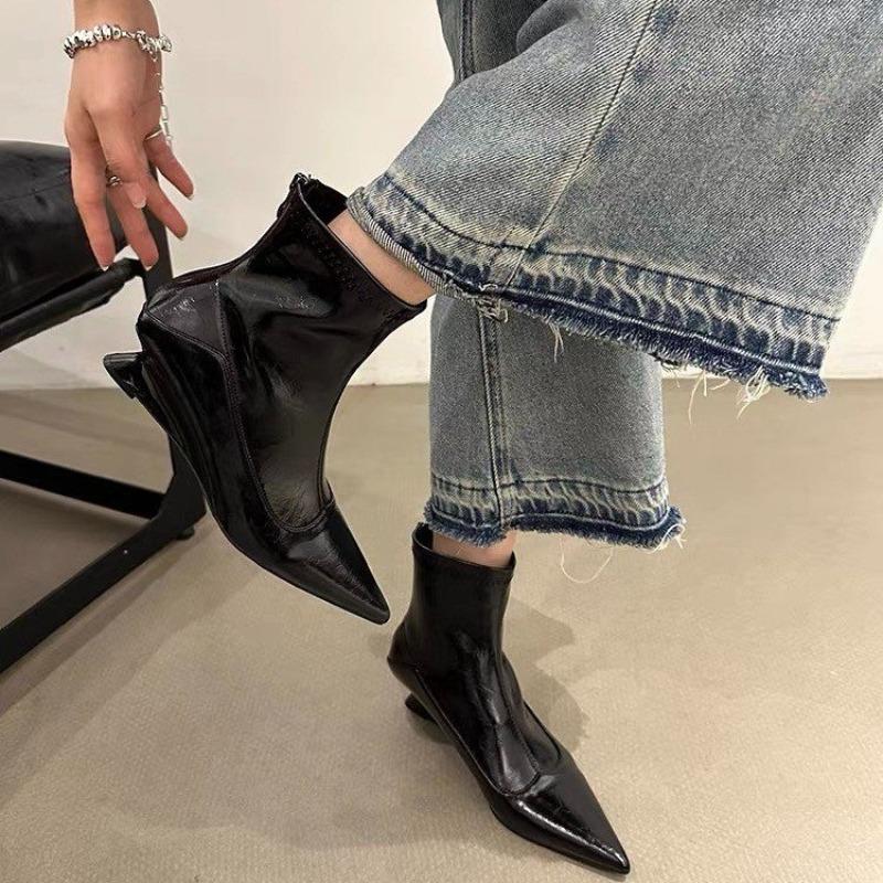 Pointed Toe Booties Autumn and Winter New French Retro 2025 Fashion European and American Style Versatile Niche Skinny Boots