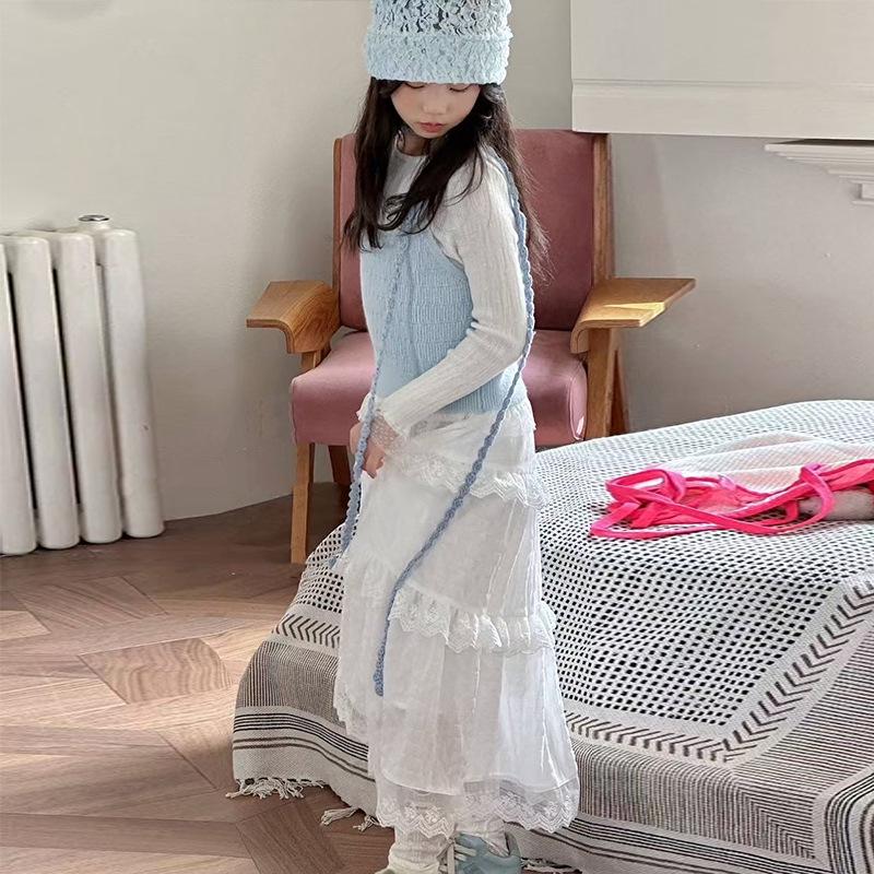 Dívčí módní třídílná sada na podzim 2025: Krajková sukně, svetr a tílko