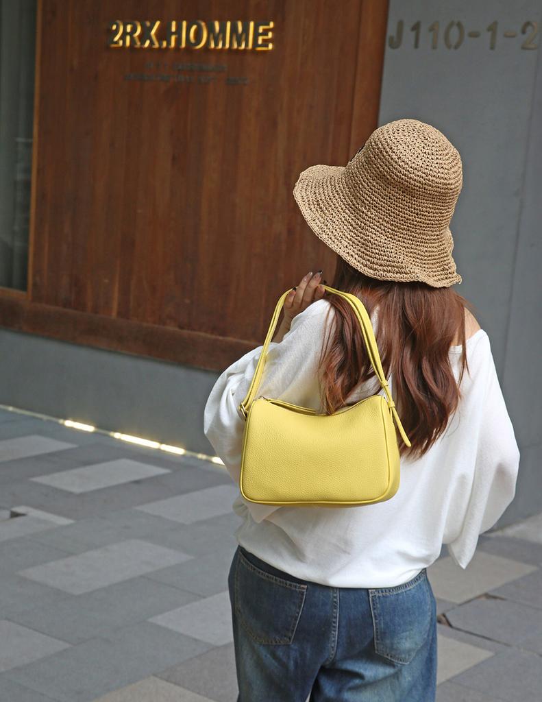 Women's Leather Shoulder Bag, 2026 High-End Niche Design, Fashionable Handbag/Crossbody Bag