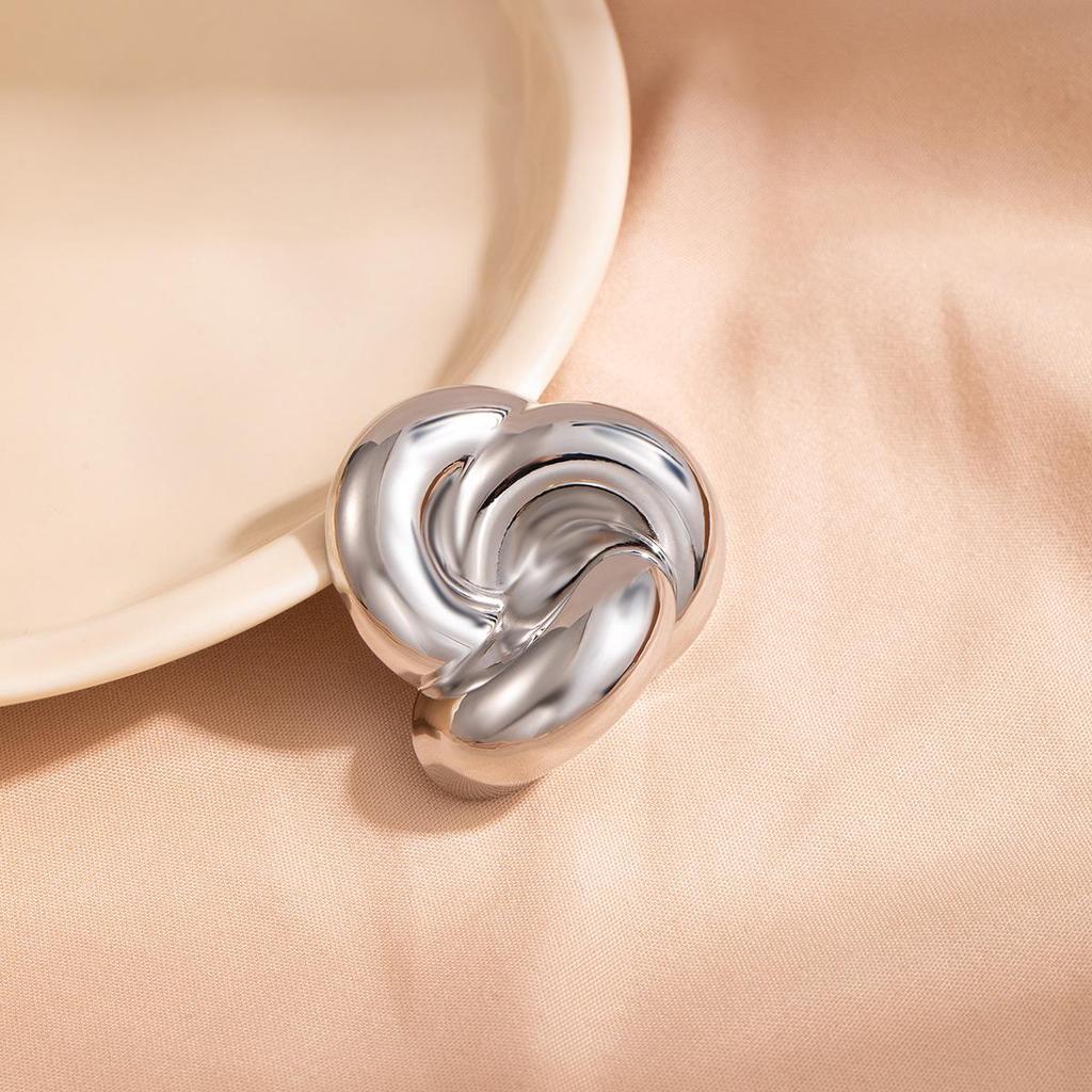 European American Fashion Metal Twist Brooch - Smooth, Unique Design Suit Accessory