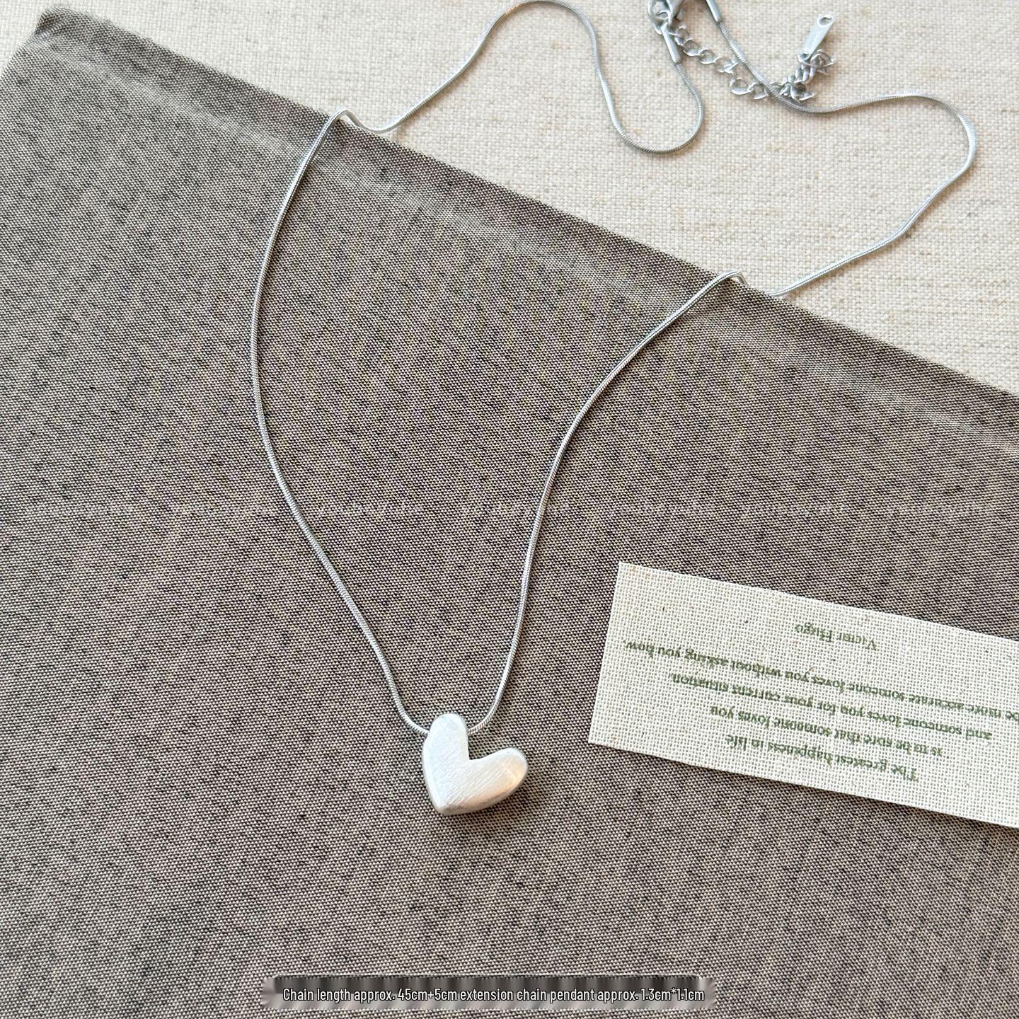 Минималистичное серебряное матовое колье-кисточка в форме сердца – Универсальный аксессуар высокого класса для женщин