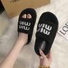 2025 höst och vinter internetkändis alfabet mode mångsidiga fluffiga tofflor dam bär en-ords tofflor trendiga skor plattform bomullstofflor