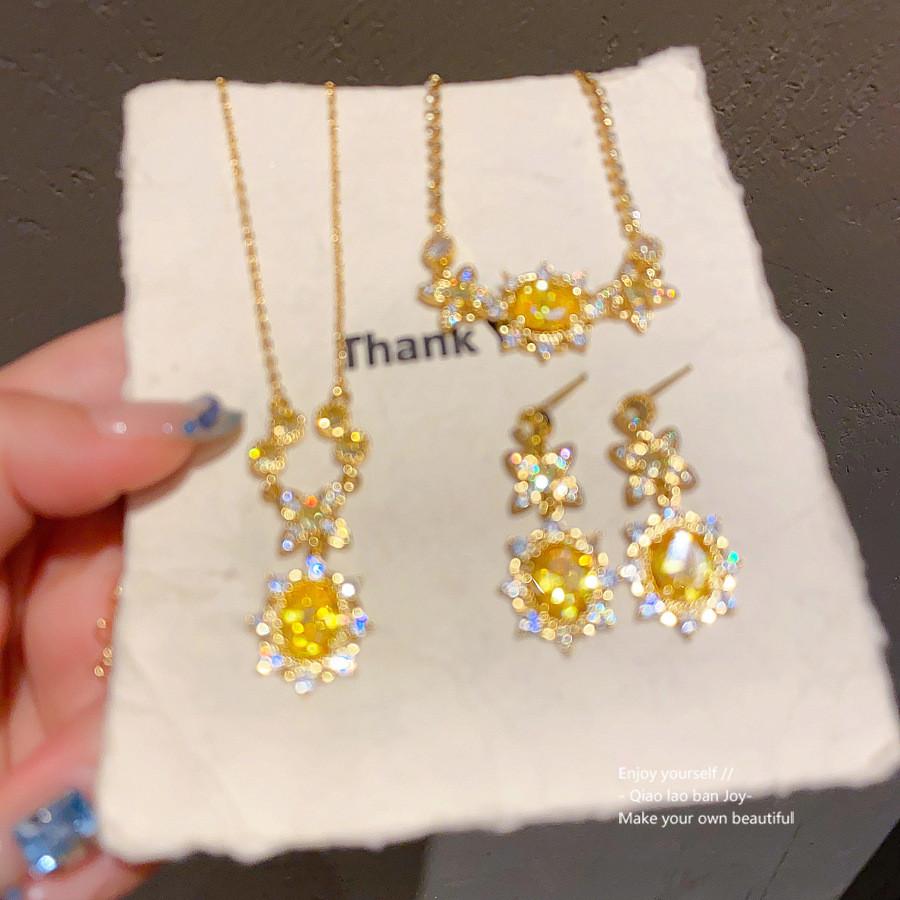 Flower Pendant Necklace With Gold Plating And Zirconia For Elegant Womens Fashion