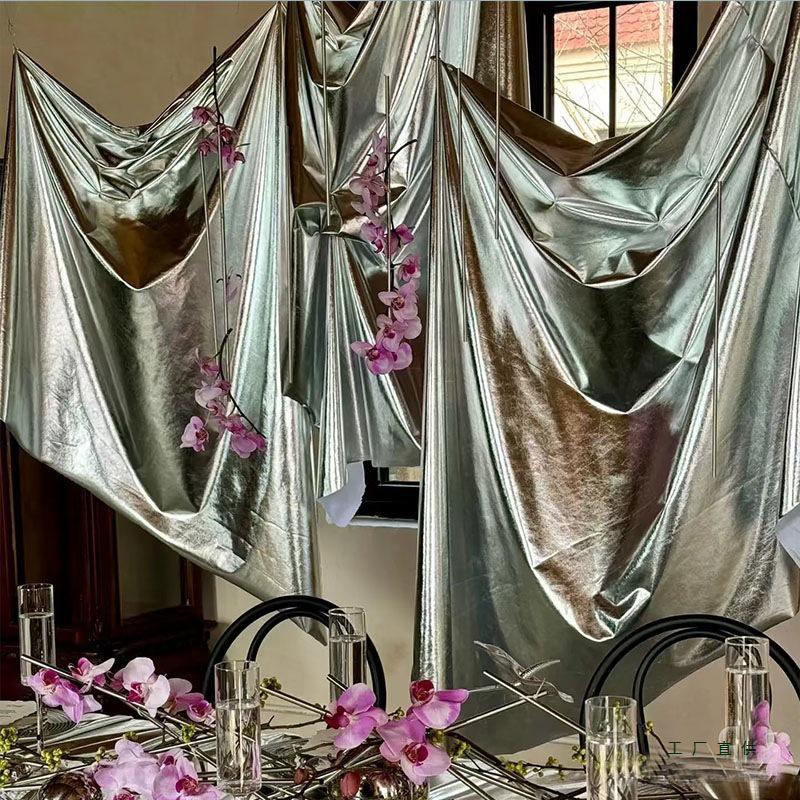 Silber Rot Gold Hochzeitskulisse Drapierung mit plissiertem elastischem Stoff für Verlobungen und Bankette