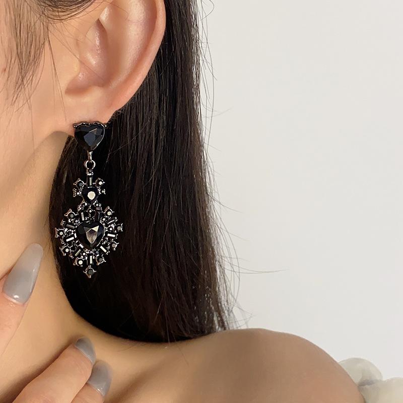 Kolczyki serca z cyrkoniami dla kobiet Modne czarne wiszące kolczyki Eleganckie i w stylu vintage Prezent na imprezę