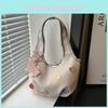 Sac cabas minimaliste et tendance beige clair et bleu, parfait pour l'été 2024 et pour un usage quotidien.