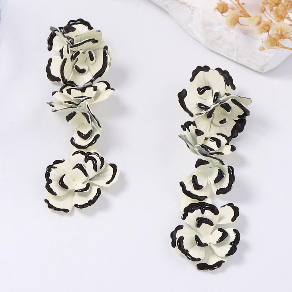 Bohemian fashion and elegance contrasting color metal flower pendant earrings light luxury versatile daily wear women