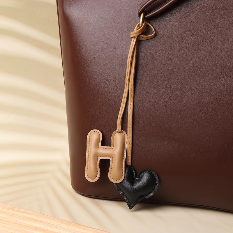 Leather Keychain Heart Letter Charm Pendant Keyring Fashion Simple All-Matching Bag Decoration Jewelry Accessories