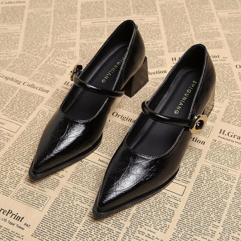 Retro buty pojedyncze średniej długości wiosna i lato nowa moda klamra paska szpiczasty nosek wygodne płytkie skórzane buty