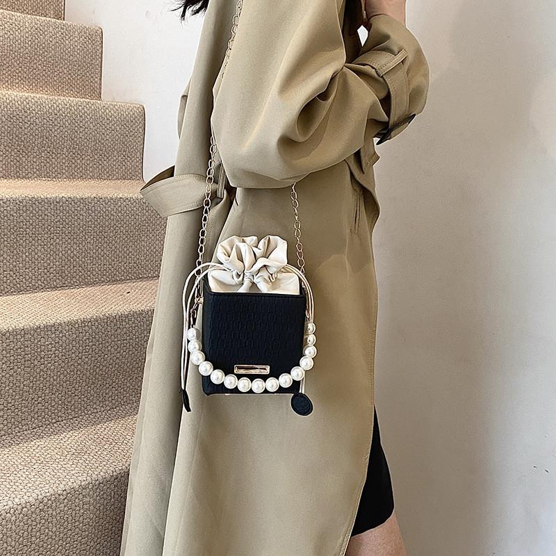 Trendy Black Casual Chain Shoulder Bag For Women 2024 Stylish Simple Square Design