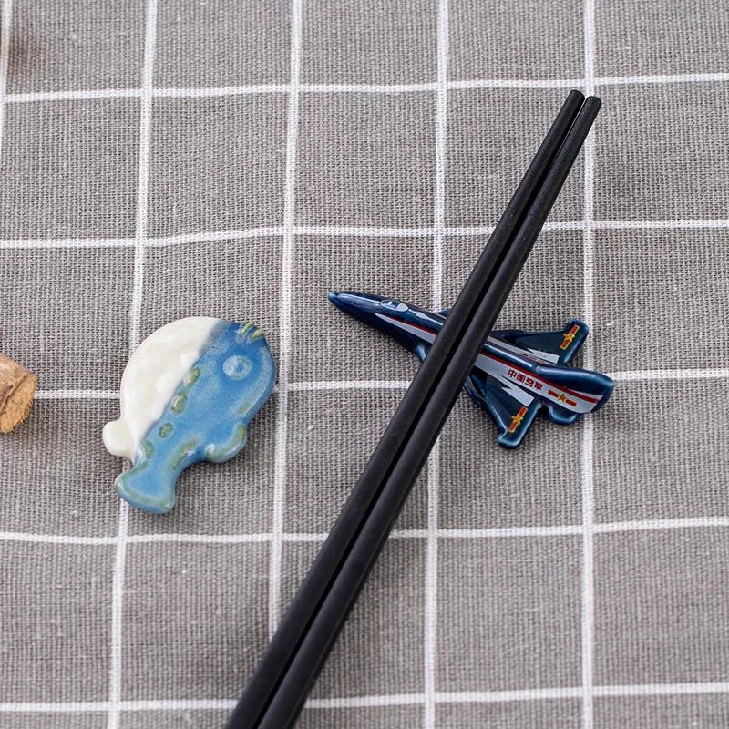 Keramikhandwerk im japanischen Stil Essstäbchenablage Exquisiter Essstäbchenhalter Kreatives Tier Flugzeug oder Saury Kleine Ornamente Halter
