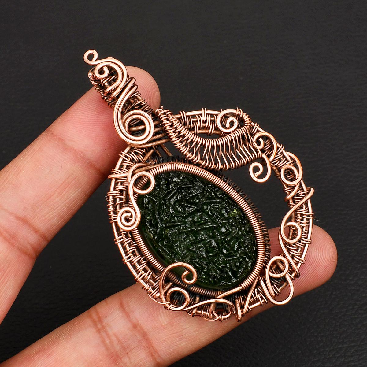 Ручная работа Медная проволока Обернутый кулон Натуральный Зеленый Молдавит Стиль Камень Винтажный Богемный Ювелирное изделие для Женщин и Мужчин