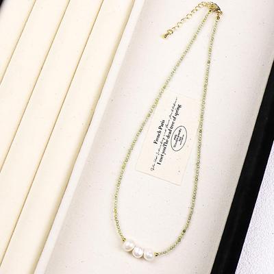 Collier élégant en cristal de zircon vert olive: Design Rétro Éclatant & Luxueux pour Femmes