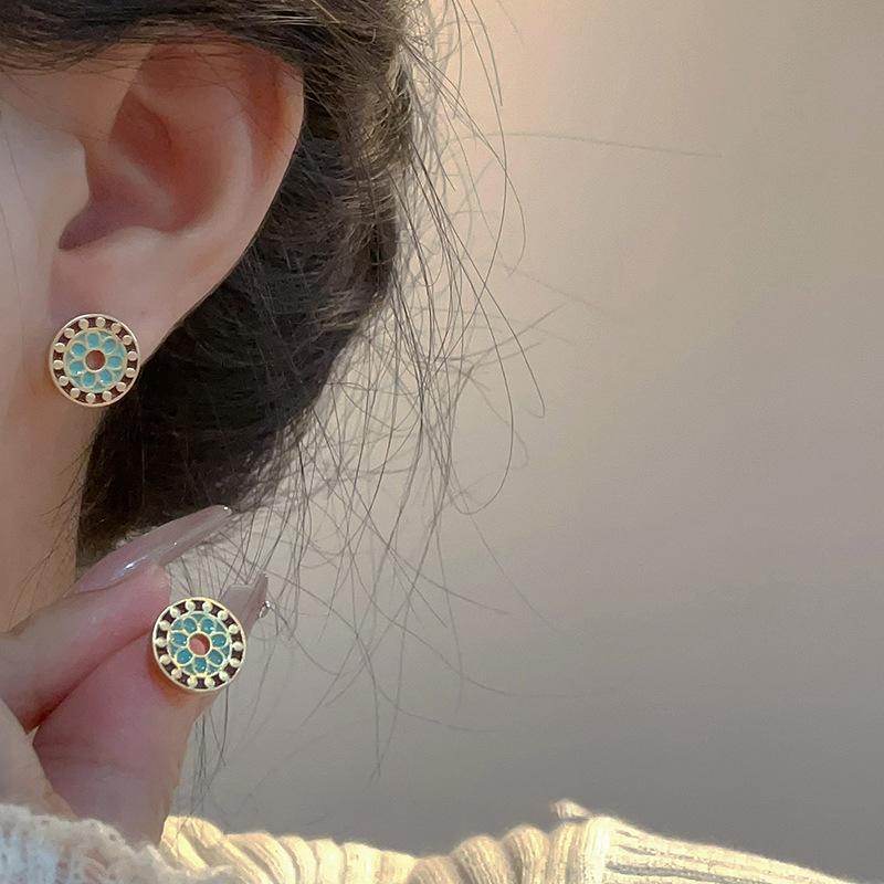 

Round Flower Roulette Earrings Simple and Small Design High-end Earrings Fashion Versatile Earrings Women