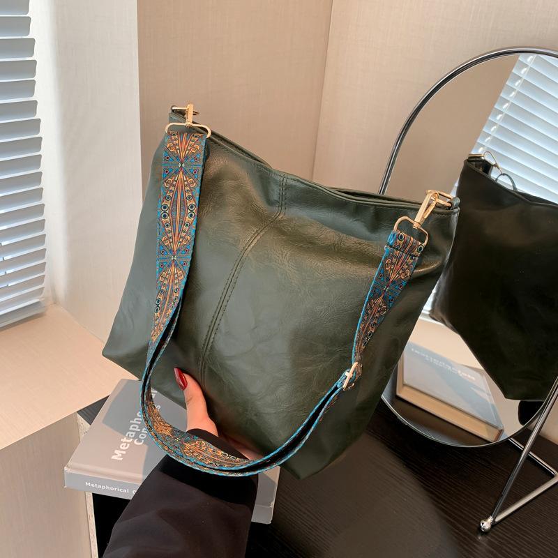 Spring new fashion portable shoulder crossbody large capacity bucket women's bag supports a lot of mixing