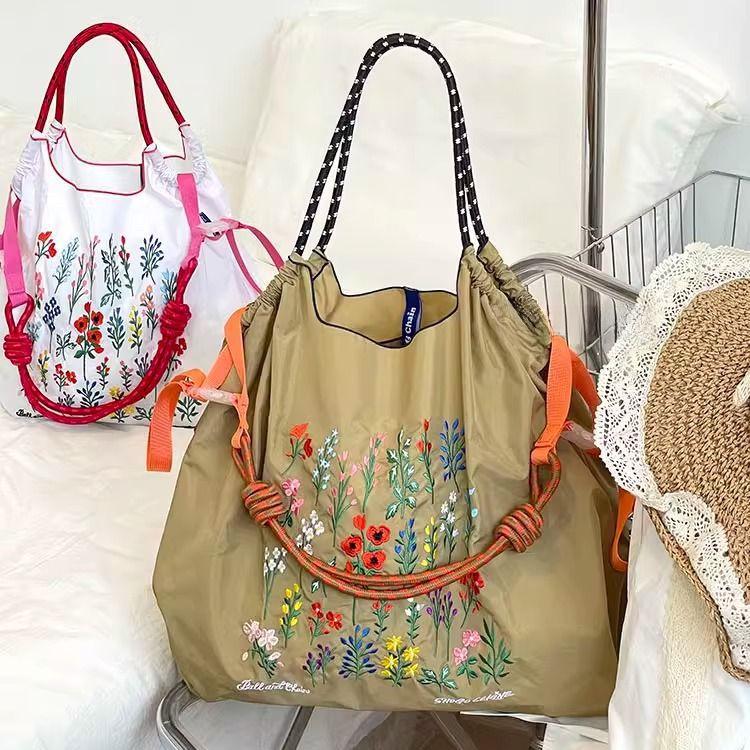 Umweltfreundliche Schultertasche im japanischen Stil mit Blumenstickerei